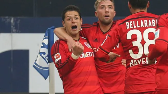 Chicharito celebra un gol con sus compañeros en Bayer Leverkusen