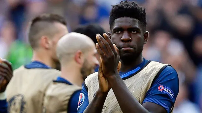 Samuel Umtiti aplaude tras un partido con Francia en la Euro