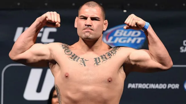 Caín Velásquez durante un pesaje