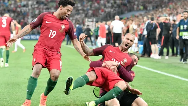 Quaresma festeja con sus compañeros el gol del triunfo