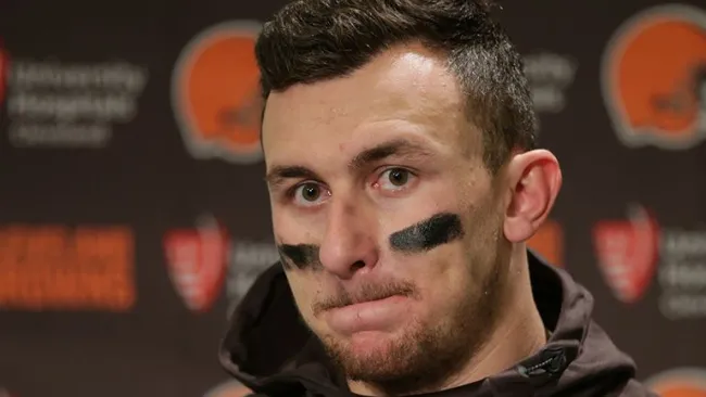 Johnny Manziel, en conferencia de prensa con los Browns