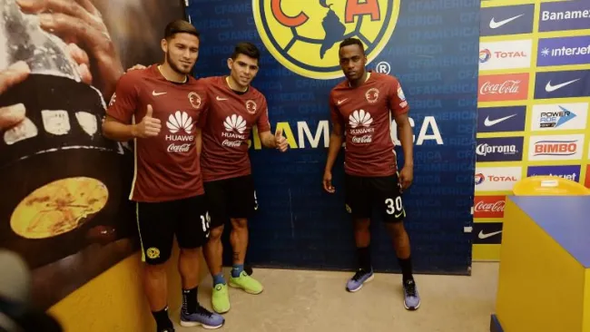 Refuerzos del América durante su presentación