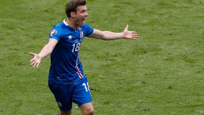 Elmar Bjarnason celebra con la selección de Islandia
