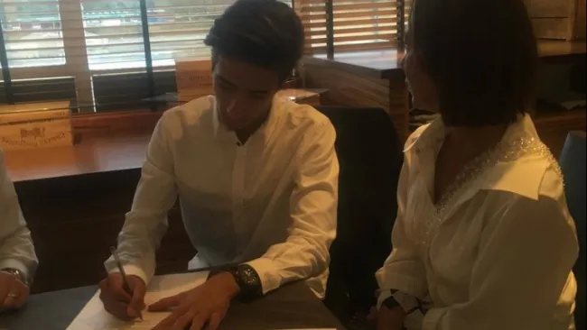 Así luce el hijo de Mourinho al firmar su contrato
