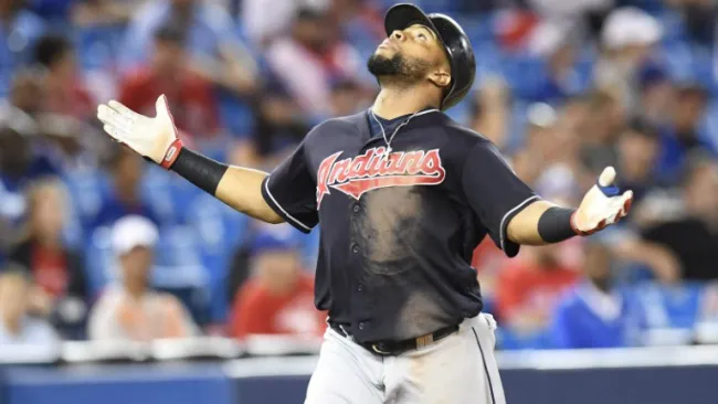 Santana festeja tras anotar la carrera del triunfo con un espectacular jonrón