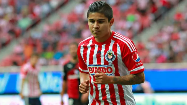 La Chofis López trota en partido con Chivas