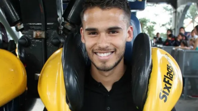 Diego Reyes sobre una atracción mecánica