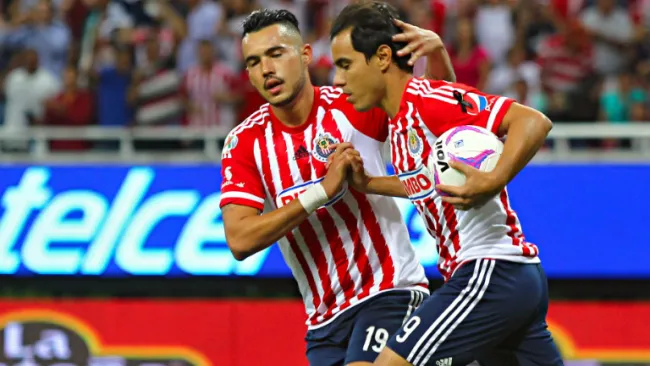 Bravo y Vázquez festejan un gol con el Rebaño