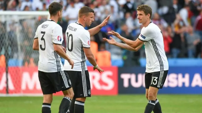 Jugadores alemanes festejan tras el pase a Cuartos de Final