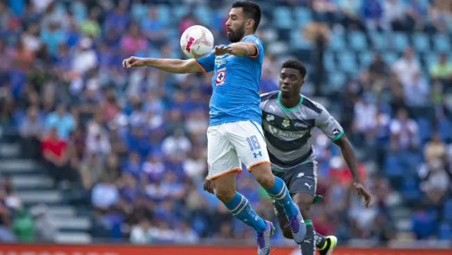 Ariel Rojas controla el esférico con el pecho