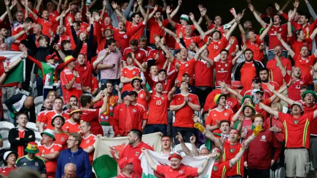 Afición de Gales canta para alentar a su equipo