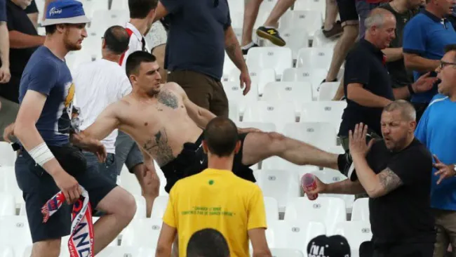 Hooligans durante una pelea dentro del estadio