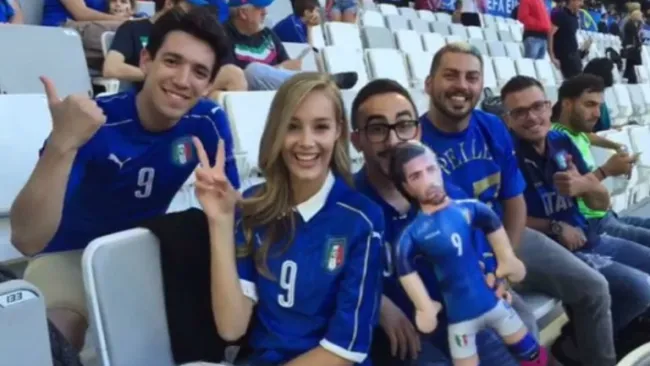 Viky Varga apoya a Graziano Pellè en la Eurocopa