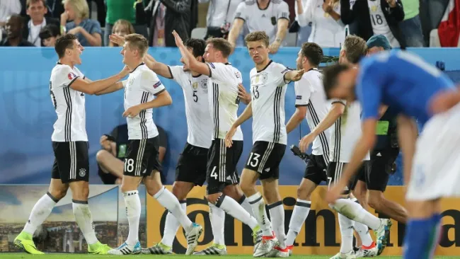 Jugadores alemanes festejan un gol contra Italia