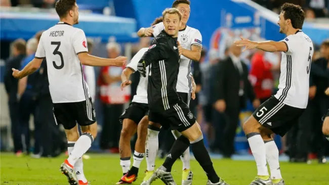 Jugadores alemanes celebrando con Neuer el pase a Semifinales