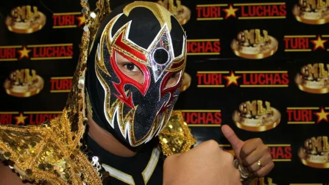 Máscara Dorada antes de una lucha en el CMLL