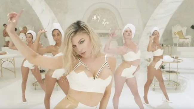 Fergie baila en su sencillo M.L.F. $.
