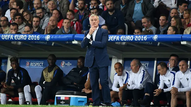Deschamps observa desde el banquillo el partido entre Francia y Suiza de la Fase de Grupos