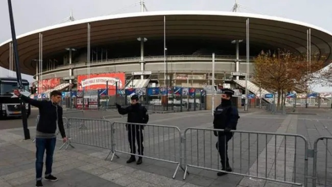 El Stade de France custodiado por oficiales