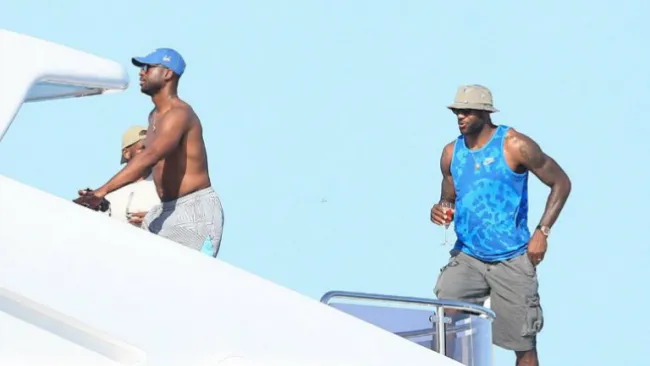 LeBron James y Dwayne Wade en un yate en España