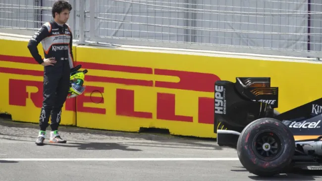 Checo Pérez observa su auto sobre el cicuito