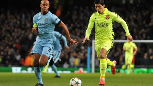 Luis Suárez y Vincent Kompany, durante un partido entre el Man City y el Barcelona