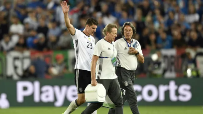 Mario Gómez sale del campo durante el partido contra Italia