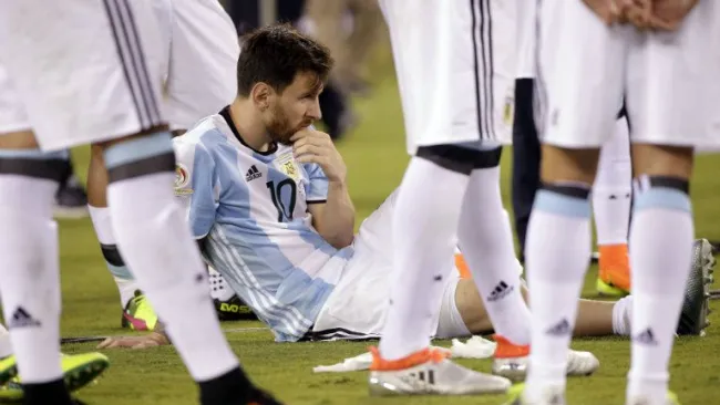 Messi se lamenta tras la derrota en la Final de CA Centenario
