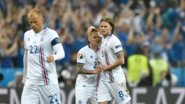 Los jugadores de Islandia celebran el segundo gol contra Francia