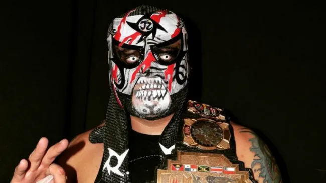 Pentagón Jr. posa con el título Latinoamericano