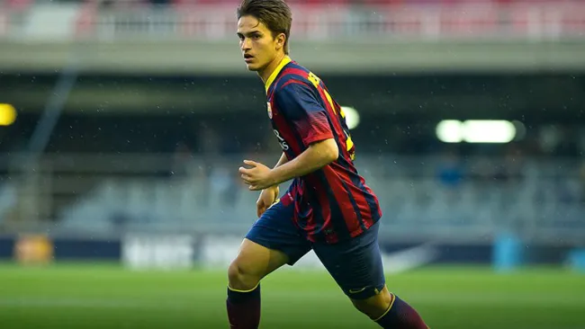 Denis Suárez conduce el balón con Barcelona