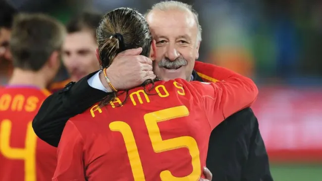 Ramos y Del Bosque tras ganar el Mundial de Sudáfrica 2010 