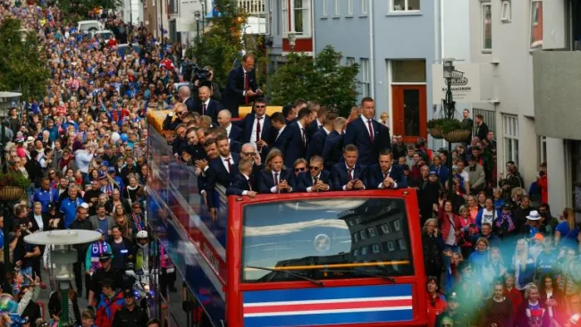 El plantel de Islandia pasea por las calles de Reykjavik, acompañado por miles de aficionados