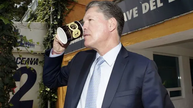 Ricardo Peláez con la taza conmemorativa del centenario