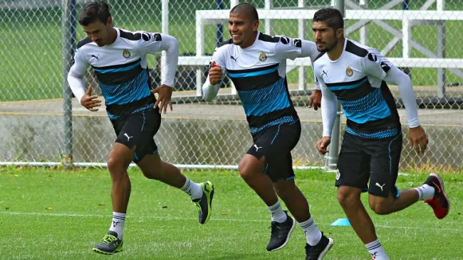 Alanís, Salcido y Pereyra lucen nueva indumentaria en entrenamiento de Chivas