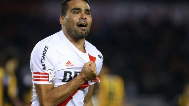 Mercado en partido con River