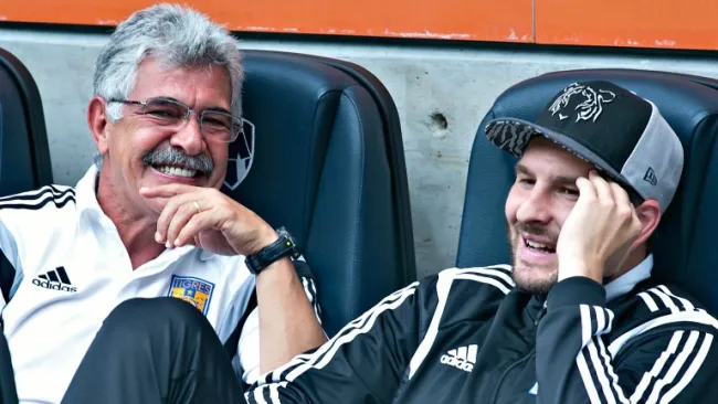 El Tuca Ferretti y Gignac bromeando previo a un partido de Tigres