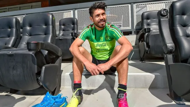 Oribe Peralta en un entrenamiento de la Selección Mexicana