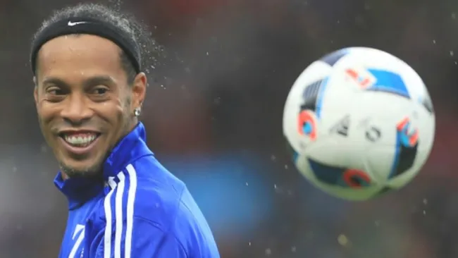 Ronaldinho se divierte con un balón en un entrenamiento