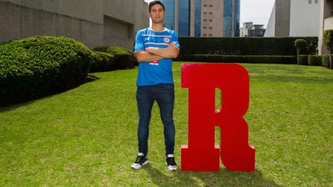 Jonatan Cristaldo posa con la R de RÉCORD