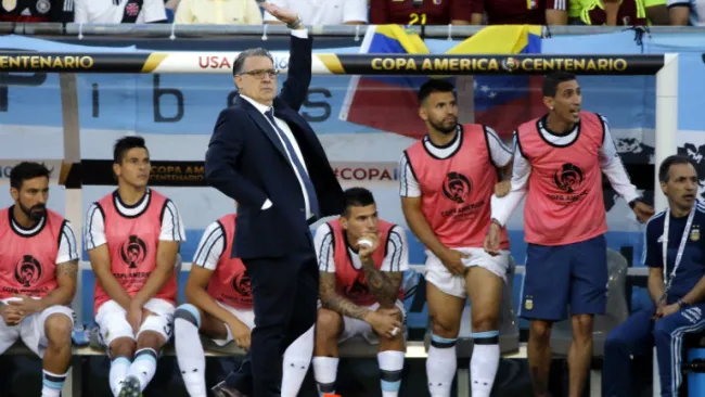 Gerardo Martino reclama en juego de Copa América