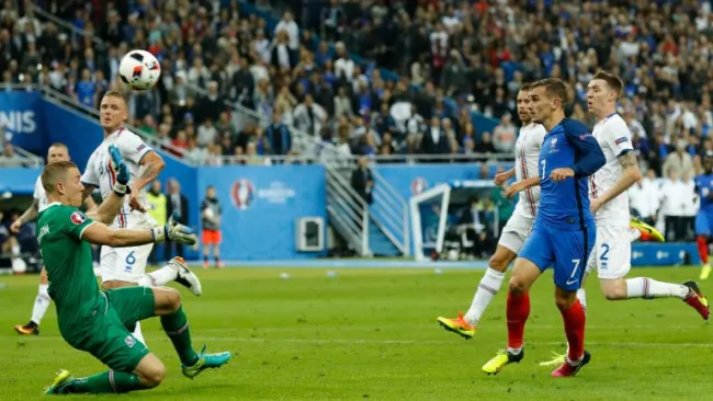 Antoine Griezmann define para poner el cuarto gol frente a Islandia