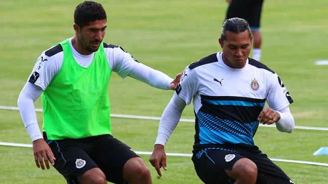 Pereira y Peña disputan el balón en práctica de Chivas