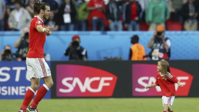 Gareth Bale festeja el triunfo de Gales con su hija