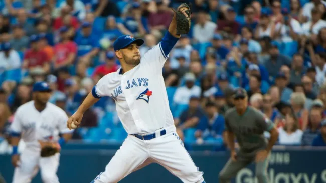 Marco Estrada lanzando en un partido de Toronto