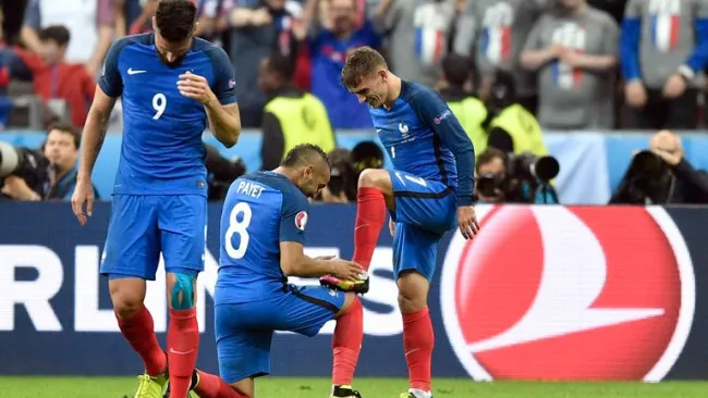 Griezmann celebra su gol contra Islandia junto a Payet