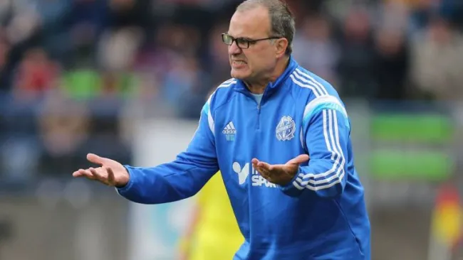 Marcelo Bielsa dirige un partido con el Marsella