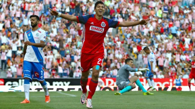 Ángel Zaldívar celebra un tanto en el Clausura 2015 