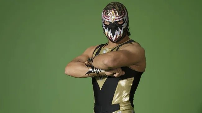 Máscara Dorada posa en una sesión fotográfica