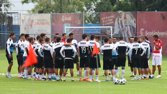 El plantel de las Chivas se junta durante un entrenamiento